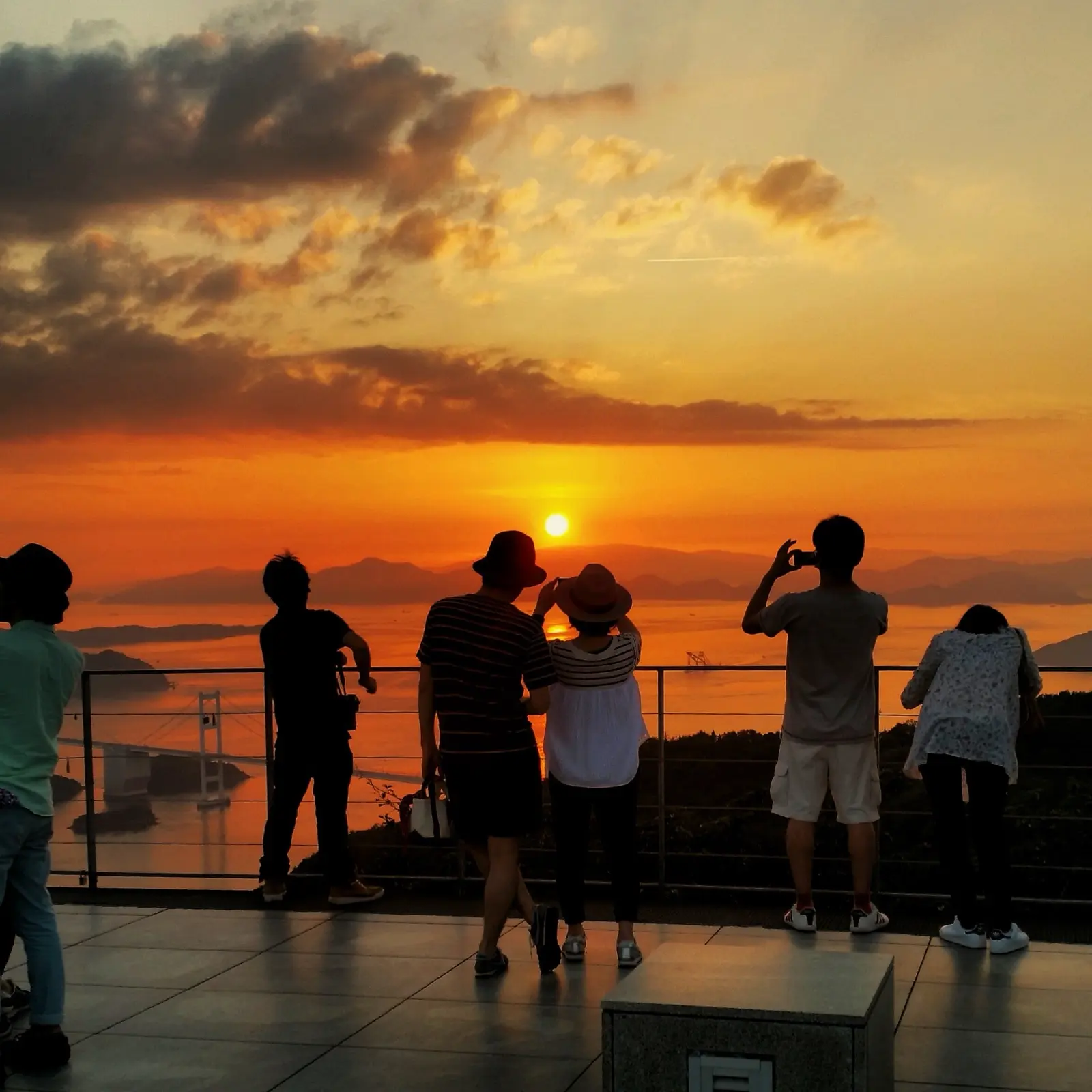 展望台から見る瀬戸内の夕日